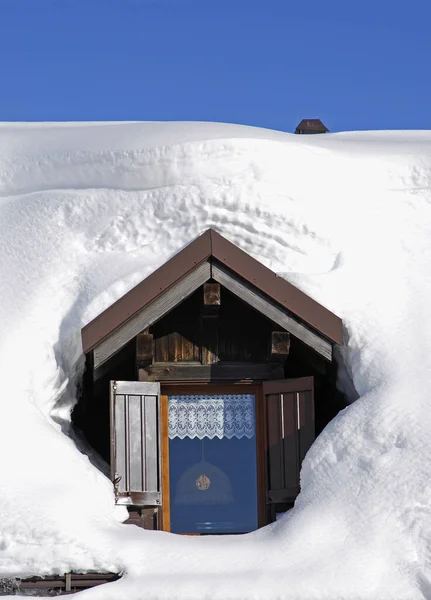 Snö Begravd Mansard Tak — Stockfoto