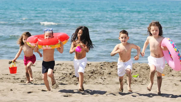 Fröhliche Kindergruppe Vergnügt Sich Strand Beim Spielen Mit Spielzeug Beim — Stockfoto