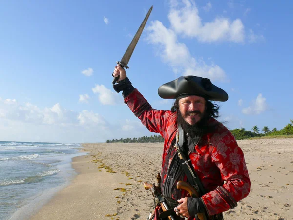 Hrozivý Černý Vousatý Pirát Pozvedne Meč Když Běží Pláži — Stock fotografie