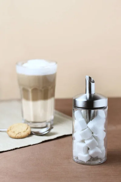 Latte Macchiato Mit Zuckerstreuer — Stockfoto