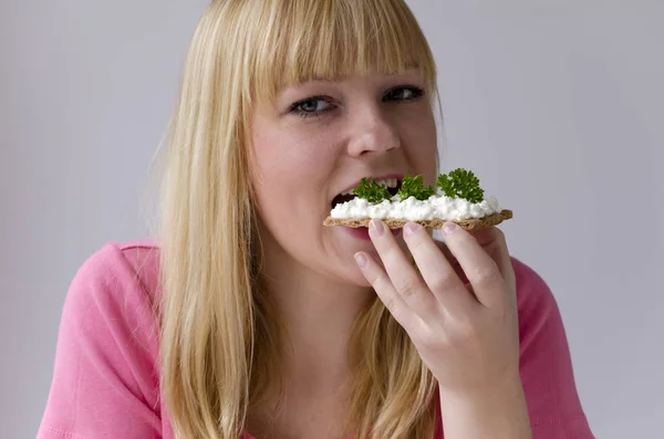 Young Woman Eats Healthy — Stock Photo, Image