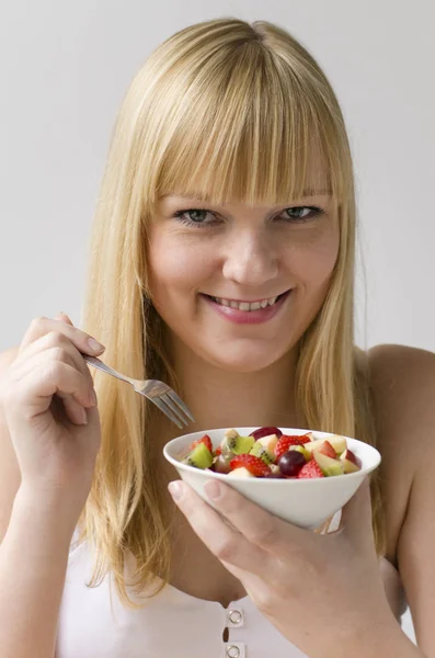 Jovem Mulher Bonita Comer Salada Frutas — Fotografia de Stock