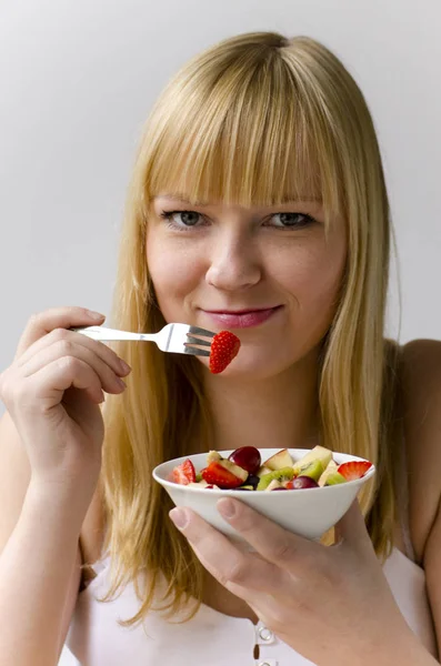 Jeune Jolie Femme Mange Salade Fruits — Photo