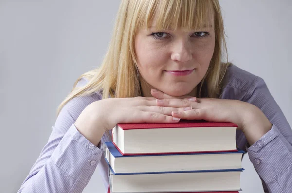 Joven Atractiva Mujer Feliz Con Libros — Foto de Stock