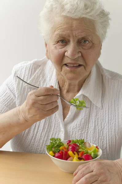 Senior Makan Salad Sayuran — Stok Foto