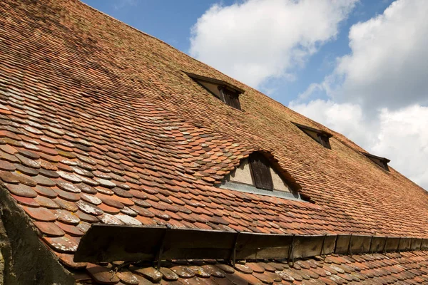 Старая Черепица Окнами Крыше — стоковое фото