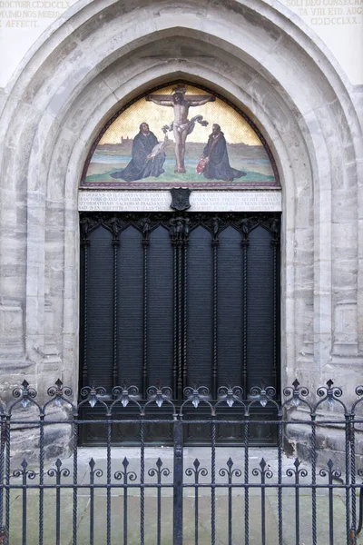 Janela Madeira Velha Com Uma Igreja Gótica — Fotografia de Stock