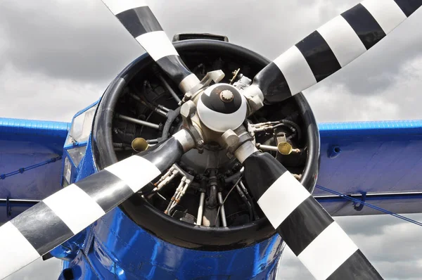 Vintage Kék Propeller Sík Felhős Háttér — Stock Fotó