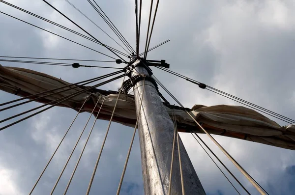 桅杆和老汉萨同盟帆船的帆 — 图库照片