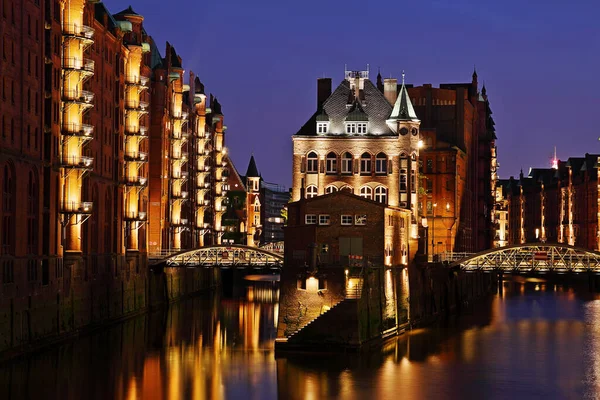 Wasserschloss Dzielnicy Magazynowej Hamburga Wieczorem — Zdjęcie stockowe