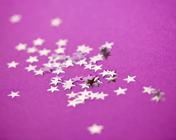 Estrellas Plata Disparan Horizontal Sobre Fondo Liso Púrpura —  Fotos de Stock