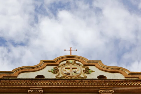 Die Spitze Einer Katholischen Missionskirchenfassade Mit Dem Einzigartigen Design Eines — Stockfoto