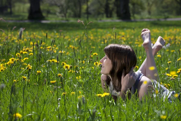 Joven Mujer Disfrutando Descalza Prado Primavera — Foto de Stock