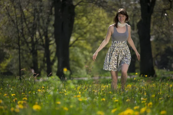 Giovane Donna Passeggia Attraverso Prato Primaverile — Foto Stock