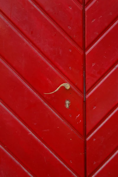 红色门 有黄铜把手和锁 — 图库照片