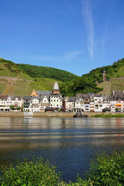 Cidade Zell Der Mosel Com Torre Redonda Nas Vinhas — Fotografia de Stock