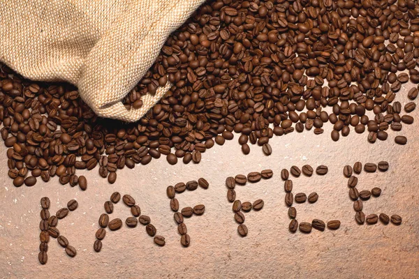テーブルの上にコーヒーバッグ付きのコーヒー豆 — ストック写真