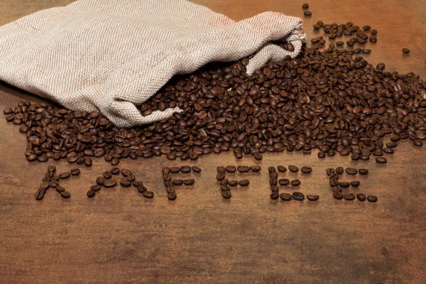 Кофе Бобы Кофейным Пакетом Столе — стоковое фото
