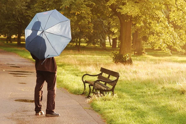 Uomo Con Ombrellone Nel Parco — Foto Stock