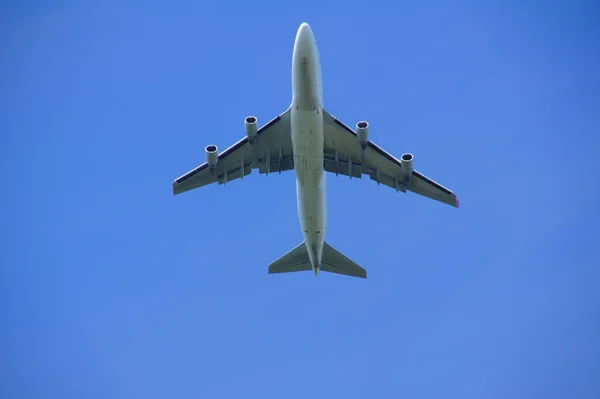 在天空中飞行的飞机 — 图库照片