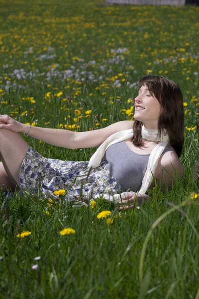 Junge Frau Kleid Genießt Den Frühling Auf Der Wiese — Stockfoto