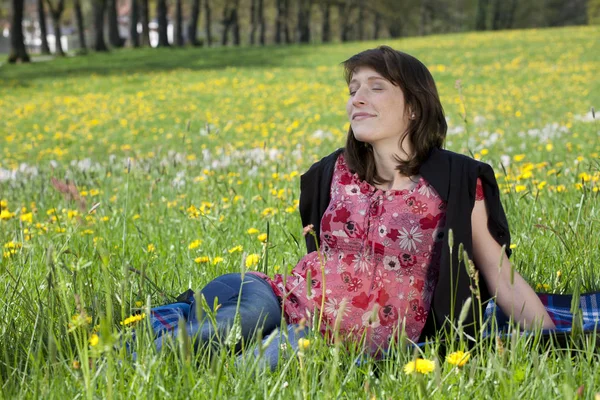 Mujer Joven Disfruta Del Aire Libre Prado Primavera —  Fotos de Stock