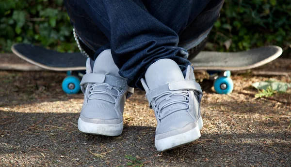 Homem Sentado Seu Skate — Fotografia de Stock