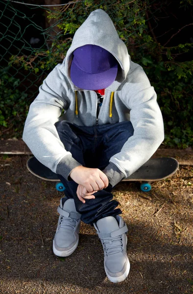 Νεαρός Σκέιτερ Καλύπτει Πρόσωπό Του Καπέλο Και Κουκούλα — Φωτογραφία Αρχείου