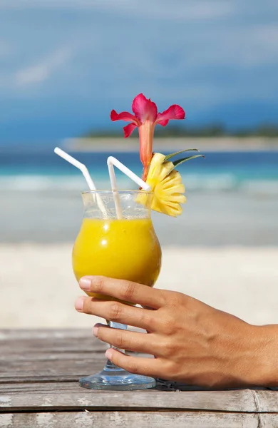 Mujer Sosteniendo Cóctel Una Playa Tropical — Foto de Stock
