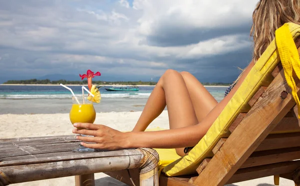 Donna Che Gode Cocktail Una Spiaggia Tropicale — Foto Stock