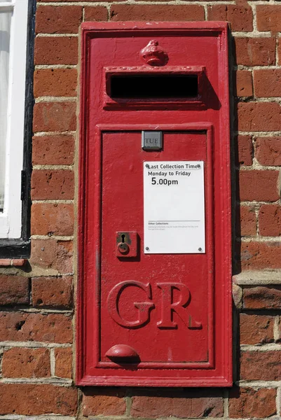 Caixa Postal Vermelha Típica Montada Parede Inglesa Com Iniciais Para — Fotografia de Stock