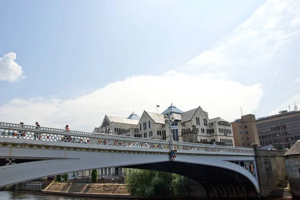 空の下でヨーク川を渡る有名なレンダル橋 — ストック写真