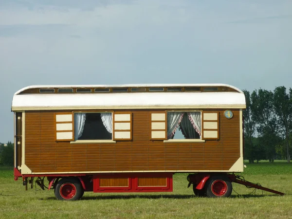 Een Grote Trailer Het Park — Stockfoto