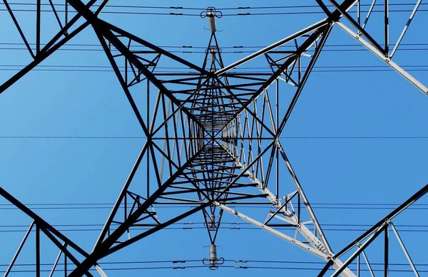 Eletricidade Pilão Abstrato Contra Céu Azul — Fotografia de Stock