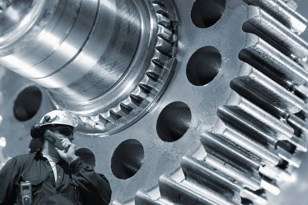 Trabalhador Aço Engenheiro Com Grandes Engrenagens Aço Máquinas Segundo Plano — Fotografia de Stock