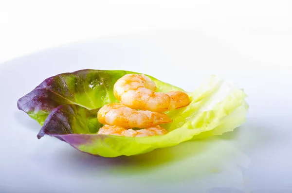 Udang Goreng Dengan Bawang Putih Dan Salad — Stok Foto