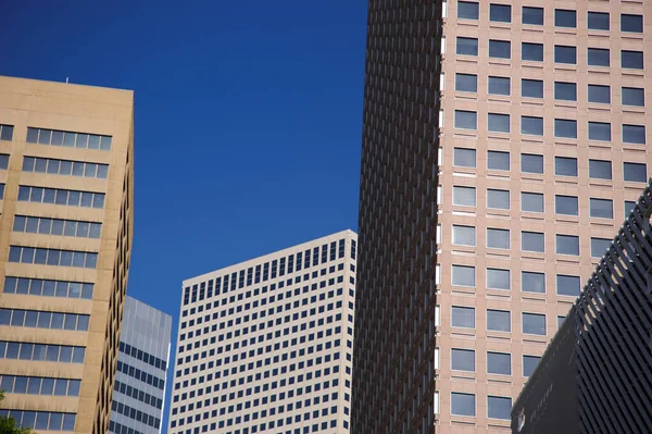 澄んだ青い空を背景のオフィスビル — ストック写真