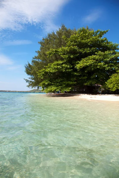 Playa Tropical Con Aguas Cristalinas Las Islas Karimujawa Indonesia — Foto de Stock