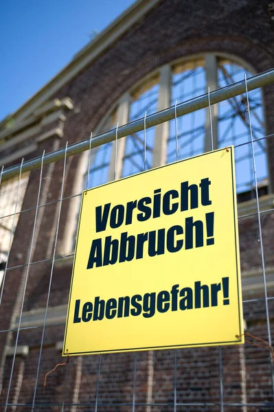 Warnschild Warnung Aufgehoben — Stockfoto