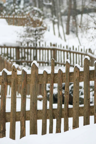 Деревянный Забор Снегу — стоковое фото