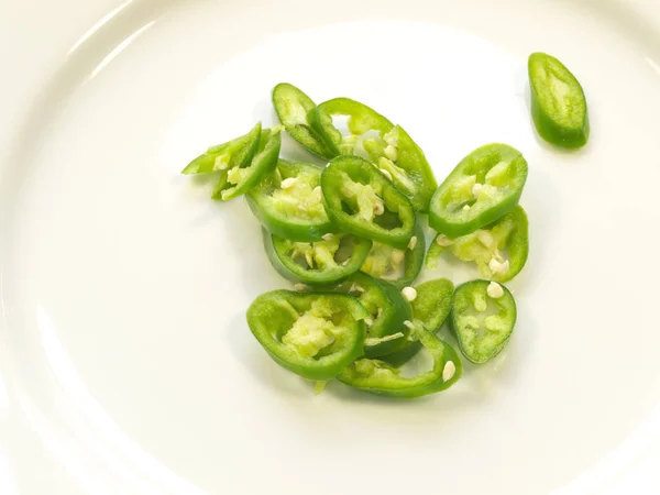 Grüner Chili Scheiben Geschnitten Auf Einem Weißen Teller — Stockfoto