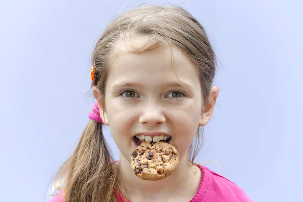 Uma Menina Sete Anos Comendo Biscoitos Chocolate — Fotografia de Stock