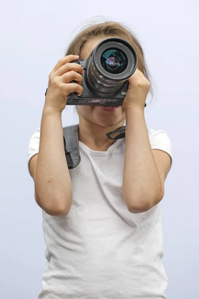 Siebenjähriges Mädchen Mit Spiegelreflexkamera — Stockfoto
