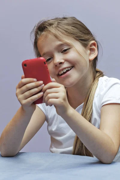 Uma Menina Sete Anos Usando Smartphone — Fotografia de Stock