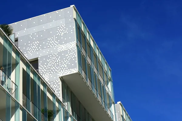 Fasad Blå Och Vit Mosaik Modern Byggnad Med Balkonger Konstruktion — Stockfoto