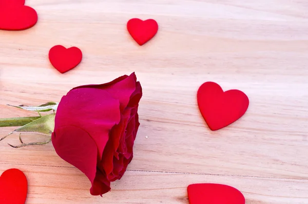 Rosa Vermelha Com Corações Fundo Madeira — Fotografia de Stock