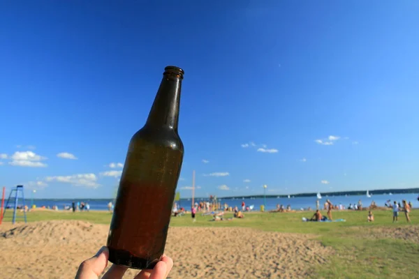 Garrafa Cerveja Contra Praia Lago Céu Azul — Fotografia de Stock