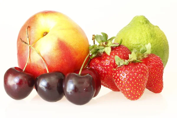 Frutas Maduras Frescas Legumes Isolados Fundo Branco — Fotografia de Stock