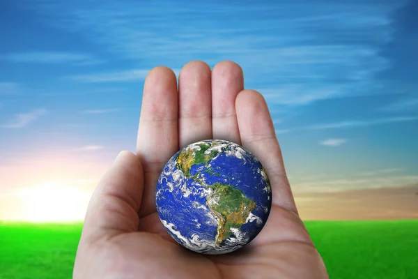 Die Menschliche Hand Hält Einen Grünen Globus — Stockfoto
