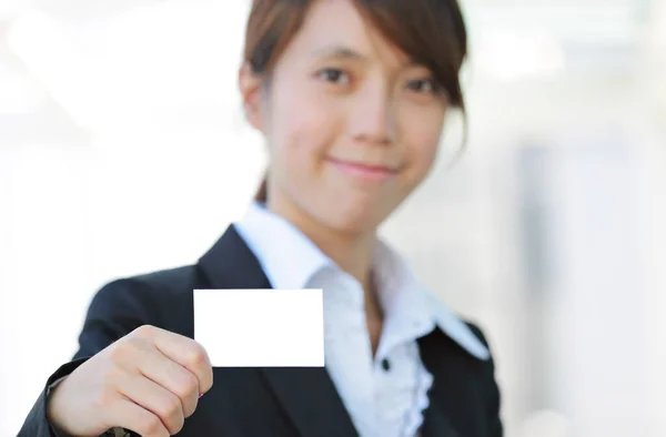 Mulher Negócios Mostrando Cartão Branco — Fotografia de Stock